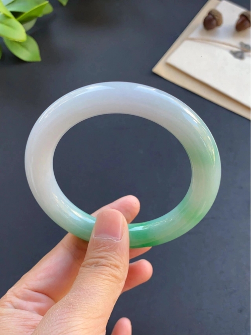白底青翡翠，自然之美与独特之韵-第2张图片