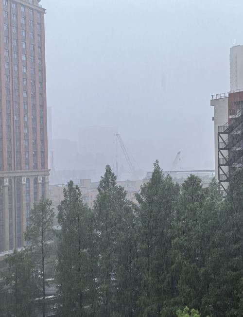 上海特大暴雨视频上海特大暴雨，暴雨肆虐下的城市挑战-第1张图片