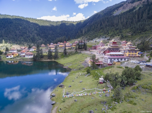 香格里拉在哪香格里拉位于云南省的藏区地区，是云南省内著名的旅游胜地。香格里拉是一个历史悠久、文化底蕴深厚的地区，拥有得天独厚的自然风光和人文景观。-第2张图片