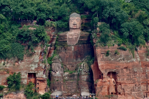 河南乐山大佛在哪里个城市乐山大佛位于四川省乐山市，是古代佛教文化的重要遗产。乐山大佛是一座巨大的石刻佛像，被誉为世界最大的石刻佛像之一。-第2张图片
