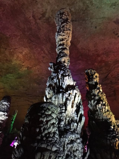 黄龙洞在哪黄龙洞位于中国湖南省的某山区，是一个著名的自然景观。黄龙洞是一个天然石灰岩溶洞，以其独特的形态和神秘的气息吸引着无数游客前来探秘。-第2张图片