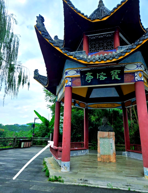 黄果树瀑布位于贵州省安顺市，是中国的著名瀑布之一。黄果树瀑布以其壮观的景色、丰富的水资源和独特的地理位置而闻名于世。