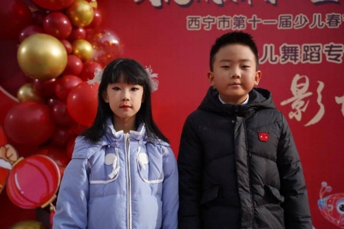 春晚邓鸣贺采访春晚璀璨星光，邓鸣贺的璀璨绽放