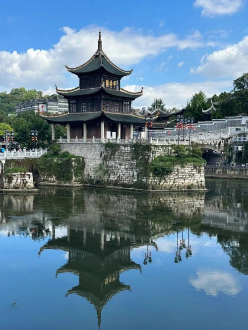黄果树瀑布在贵州哪里个省哪个市黄果树瀑布位于贵州省安顺市，是中国的著名瀑布之一。黄果树瀑布以其壮观的景色和丰富的水资源而闻名，是贵州的一大旅游胜地。