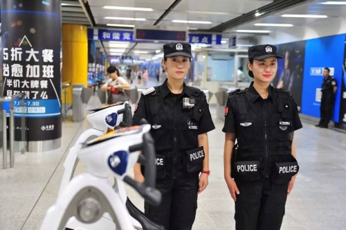 地铁女汉子-第2张图片