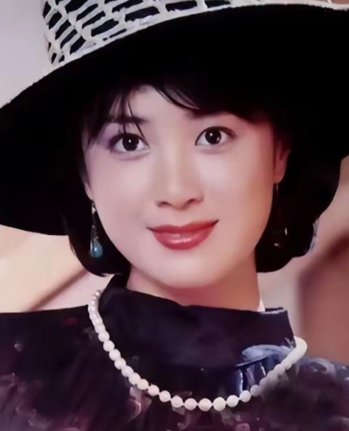 傅艺伟和金巧巧太像了傅艺伟与金巧巧，演艺界的璀璨明星