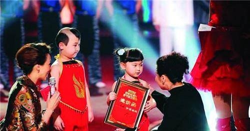 春晚童星邓鸣贺，星光璀璨的璀璨之星-第1张图片