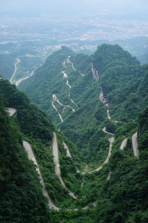 天门山99道弯天门山99道弯，神秘之巅的魅力之旅-第1张图片
