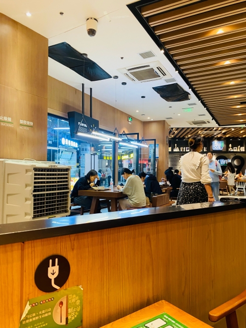 老外用胡辣汤酸辣粉泡月饼-第1张图片