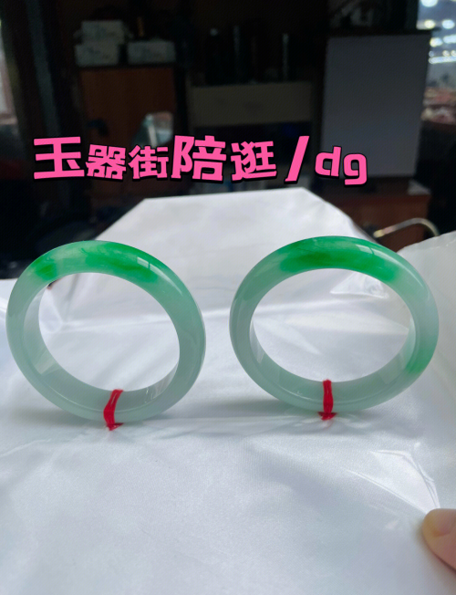 白底青翡翠，自然之美与独特之韵