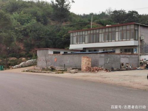 野象路边损汽车，安全隐患与道德困境