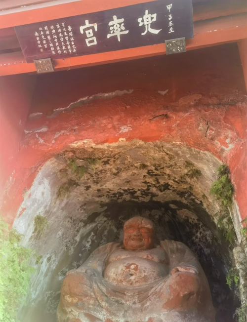 乐山大佛位于四川省乐山市，是世界上最大的石刻佛像之一。这座乐山大佛建造于唐代，历经千年风雨，至今仍然屹立不倒，成为了当地的一大旅游景点。-第1张图片