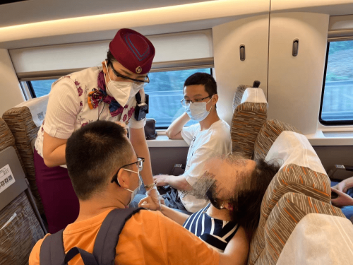 动车D2869次列车停靠站动车D2809，穿梭时空的魅力