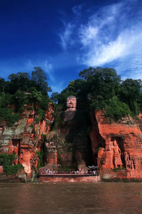 乐山大佛位于四川省乐山市，是古代佛教文化的重要遗产之一。乐山大佛是一座巨大的石刻佛像，被誉为世界最大的石刻佛像之一。-第2张图片