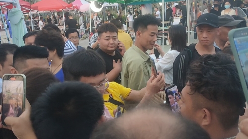 现场主播现场主播，直播的魅力与挑战-第2张图片