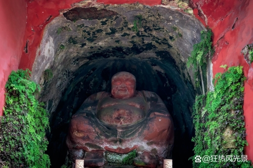 乐山大佛在哪里个城市乐山大佛位于四川省乐山市，是古代佛教文化的重要遗产。乐山大佛是一座巨大的石刻佛像，被誉为世界最大的石刻佛像之一。-第2张图片