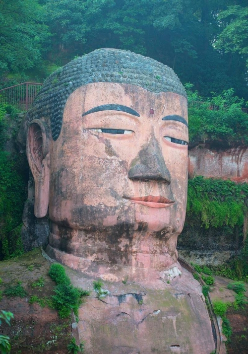 乐山大佛在哪里个城市乐山大佛位于四川省乐山市，是古代佛教文化的重要遗产。乐山大佛是一座巨大的石刻佛像，被誉为世界最大的石刻佛像之一。