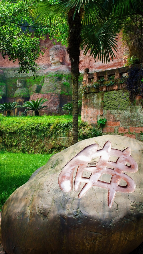 乐山大佛位于四川省乐山市，是世界上最大的石刻佛像之一。这座佛像高达71米，被誉为古代艺术和宗教的杰作。