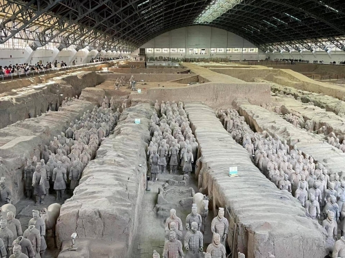 兵马俑是哪个省份的景点兵马俑是中国陕西省的著名景点，被誉为世界八大奇迹之一。兵马俑位于陕西省西安市附近，是中国古代陵墓和军事设施的珍贵遗产。