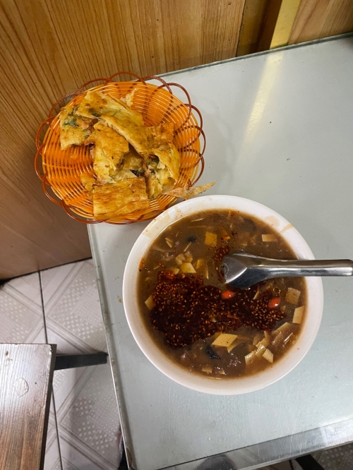 老外用胡辣汤酸辣粉泡月饼老外用胡辣汤酸辣粉泡月饼