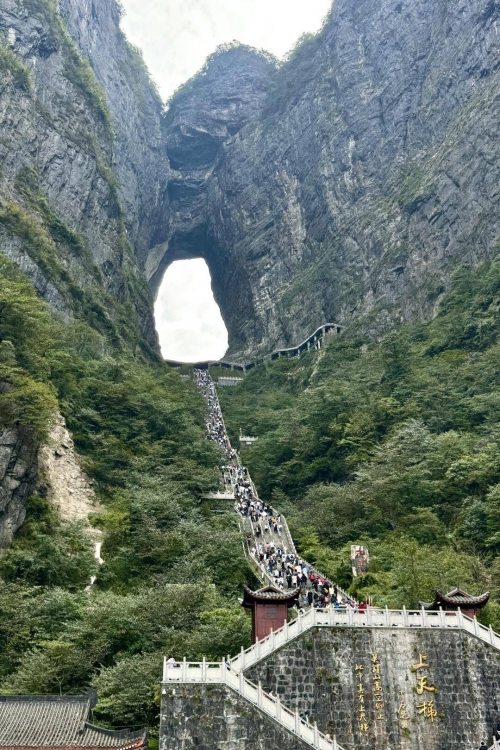 天门汽车站到天门南站火车站的班车天门汽车站，交通枢纽与城市门户