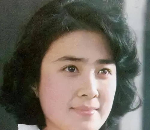 傅艺伟和金巧巧太像了傅艺伟与金巧巧，演艺界的璀璨明星