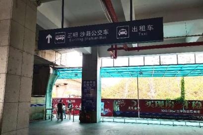 三明北站位于福建省三明市。该站是连接福建省内各大城市的重要交通枢纽，也是连接全国各大铁路干线的关键节点。三明北站地理位置优越，交通便利，是三明市的重要交通基础设施之一。-第1张图片