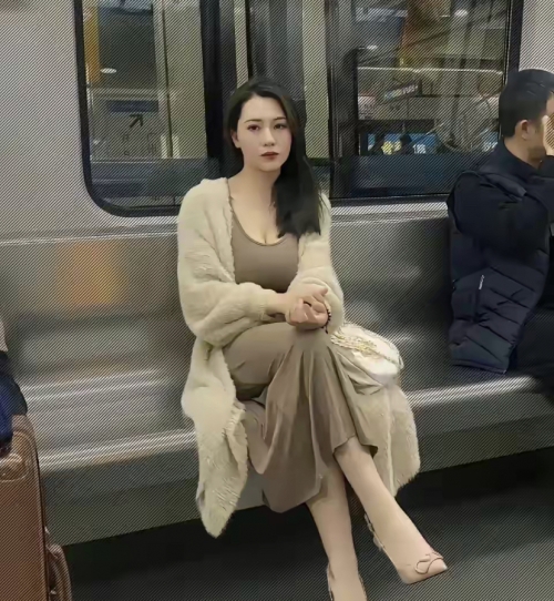 地铁女子回应地铁女汉子，都市中的独立力量