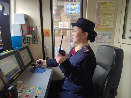 地铁女子回应地铁女汉子，都市中的独立力量-第3张图片