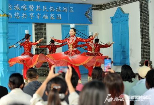 蓝台是什么台综艺蓝台是指一种特定的电视台或媒体平台，具体来说，它指的是一种以蓝色为主色调的电视台或媒体机构。在当今的媒体环境中，蓝台已经成为了一种新兴的媒体形态，具有独特的特色和影响力。-第2张图片