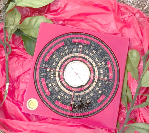 八宅风水罗盘，探寻风水奥秘的神秘工具