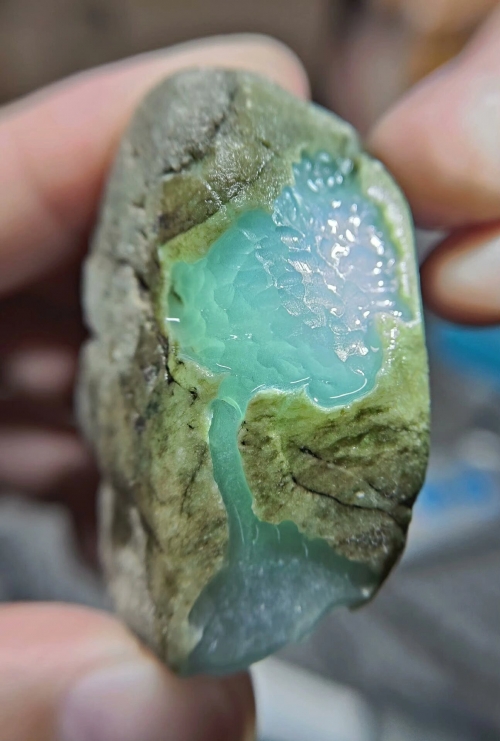 高冰种翡翠原石价格血玉皮丘高冰种翡翠原石价格，市场与价值-第2张图片