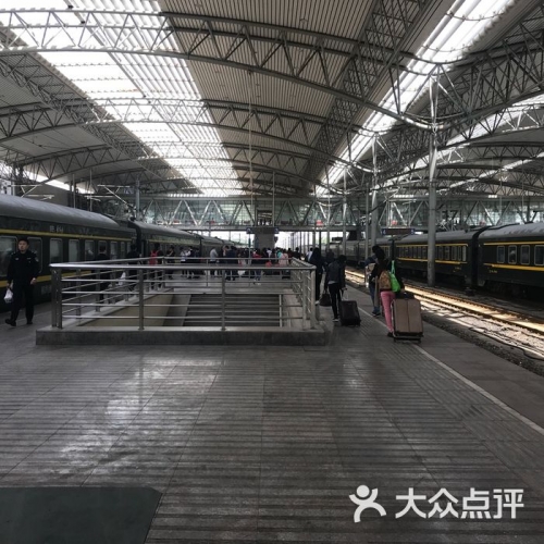 阜阳火车站阜阳火车站，历史与现代的交汇点-第1张图片