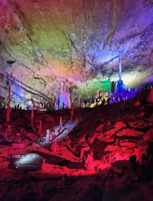 黄龙洞在哪黄龙洞位于中国湖南省的某山区，是一个著名的自然景观。黄龙洞是一个充满神秘和奇幻色彩的地下洞穴，以其独特的地理环境和丰富的地下资源而闻名。-第2张图片