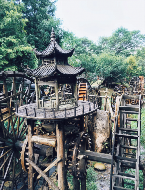 黄龙洞在哪黄龙洞位于中国湖南省的某山区，是一个著名的自然景观。黄龙洞是一个充满神秘和奇幻色彩的地下洞穴，以其独特的地理环境和丰富的地下资源而闻名。-第3张图片