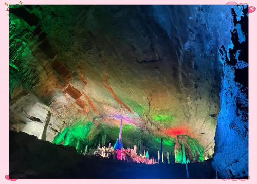 黄龙洞在哪黄龙洞位于中国湖南省的某山区，是一个著名的自然景观。黄龙洞是一个充满神秘和奇幻色彩的地下洞穴，以其独特的地理环境和丰富的地下资源而闻名。