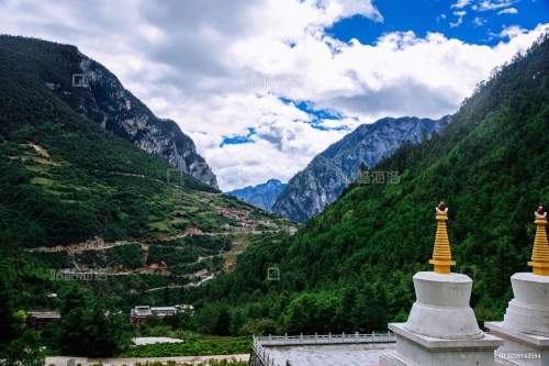 香格里拉在哪香格里拉位于中国云南省的藏区，是云南省内著名的旅游胜地。香格里拉是一个历史悠久、文化底蕴深厚的地区，拥有得天独厚的自然风光和人文景观。